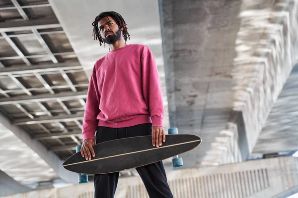 Adolescente sta tenendo skateboard — Foto Stock