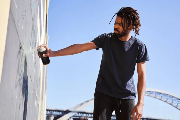 Uomo che inizia a disegnare murales dal vivo — Foto Stock