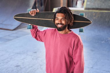 Rastalı adam şehir kaykay alanında kalıyor.