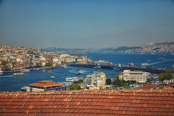 Вид сверху на Галатский мост, Золотой рог и Босфор на фоне — стоковое фото