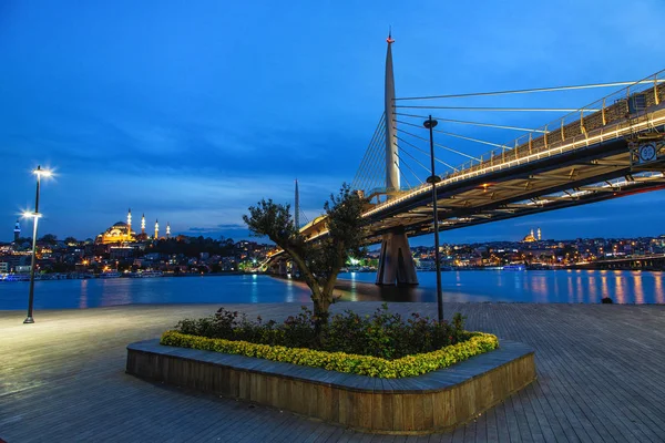Vista panorámica de Halic metrobridge, Cuerno de Oro y la mezquita Suleymaniye — Foto de Stock