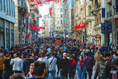İstiklal Caddesi ve ünlü kırmızı tramvay stree boyunca gidiyor