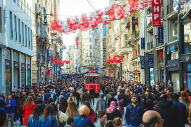İstiklal Caddesi ve ünlü kırmızı tramvay stree boyunca gidiyor