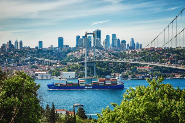 Vista del Bósforo y el puente del Bósforo conectan partes asiáticas y europeas de Estambul — Foto de Stock