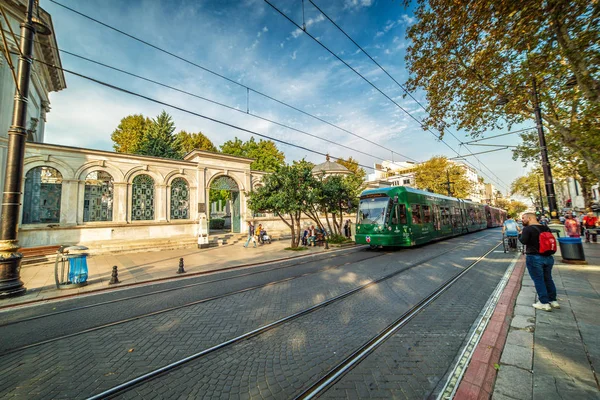 Tranvía que va a lo largo de la calle histórica en un centro de Estambul junto al mausoleo del sultán Mahmut II — Foto de Stock