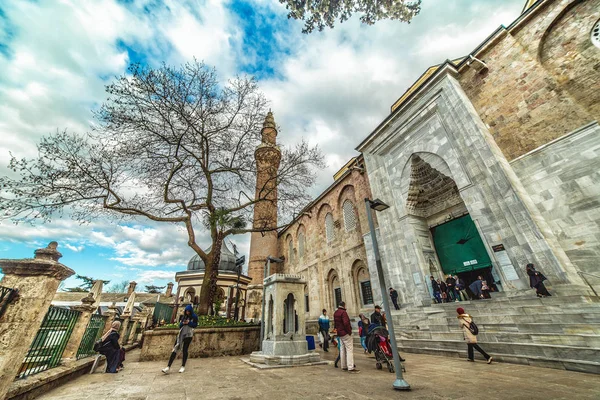Blick auf den historischen Teil von Bursa von der Straße mit Ulu oder der Großen Moschee — Stockfoto