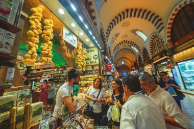 Mısır Baharat Çarşısı'nda Bayram'dan hemen önce tipik kalabalık çarşı sahnesi