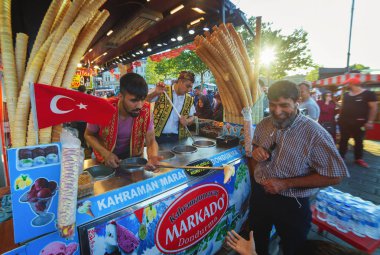 Dondurma dondurma satıcısı geleneksel Türk kostümü giymiş
