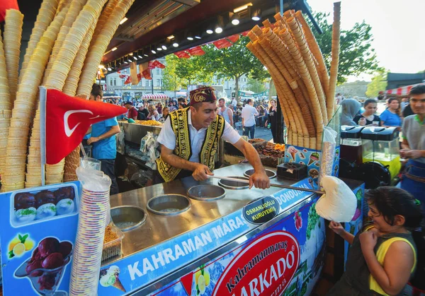 Продавец мороженого "Дондурма" в традиционном турецком костюме — стоковое фото