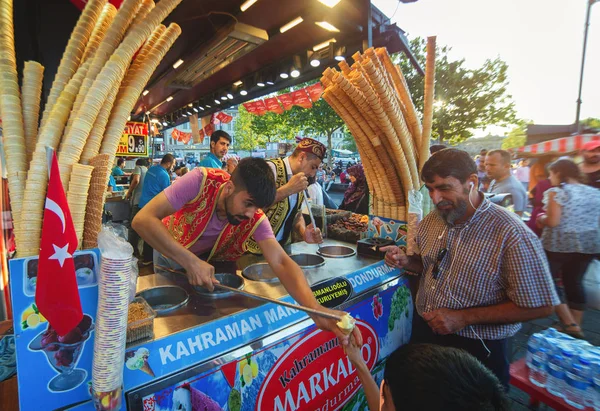 Vendeur de glaces Dondurma vêtu d'un costume turc traditionnel — Photo