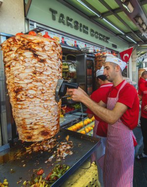 Geleneksel Türk yemekleri döner kebabı kesen bir şef
