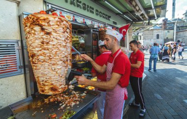 Geleneksel Türk yemekleri döner kebabı kesen bir şef