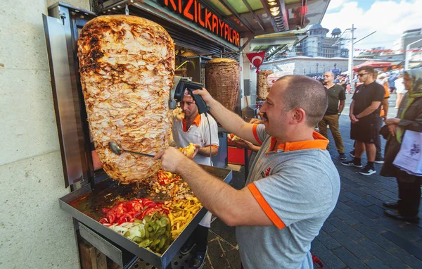 Un chef coupant la nourriture traditionnelle turque Doner Kebab — Photo