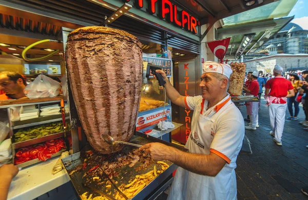 Un chef coupant la nourriture traditionnelle turque Doner Kebab — Photo