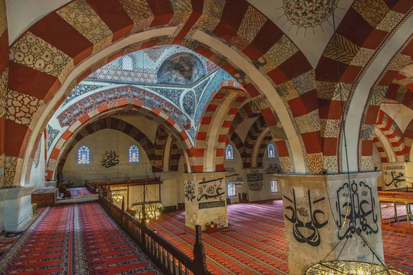 旧モスクは、トルコのエディルネにある15世紀初頭のオスマン帝国のモスクです。 — ストック写真