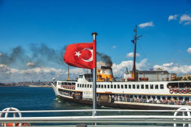 İstanbul'un Asya kesiminden Avrupa'ya eski feribotta deniz yolculuğu