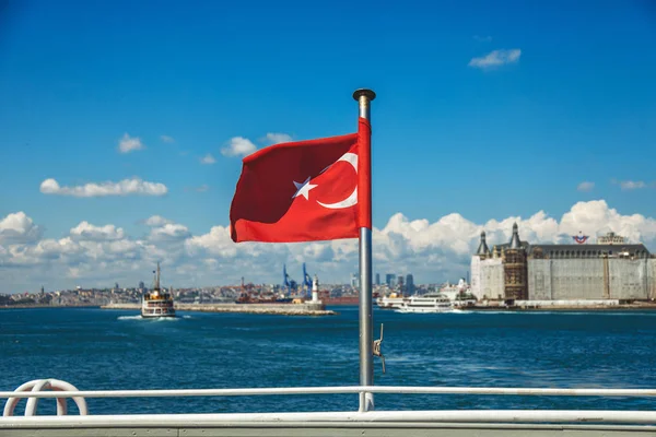 Sea voyage on the old ferryboat from Asian part of Istanbul to European — Stock Photo, Image