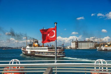 İstanbul'un Asya kesiminden Avrupa'ya eski feribotta deniz yolculuğu
