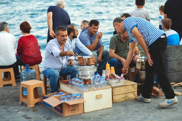 Приморский в Каракойском районе и человек готовит традиционный турецкий кофе в Цеце — стоковое фото