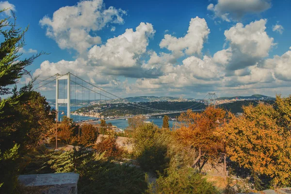 Vue panoramique avec le pont Fatih Sultan Mehmet sur le Bosphore en automne à Istanbul — Photo