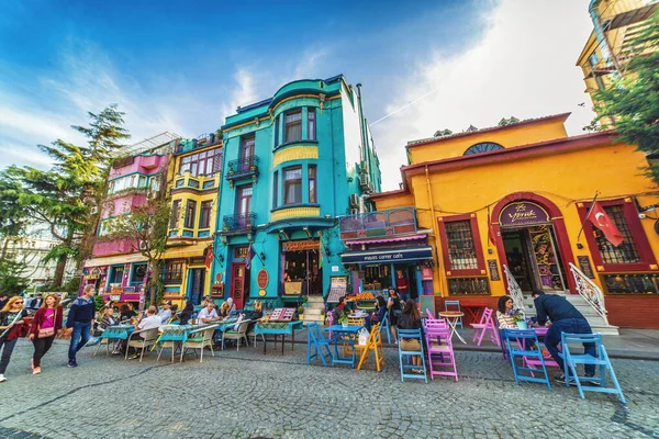 Calle con casas coloridas y cafetería multicolor en Estambul, Sultanahmet — Foto de Stock