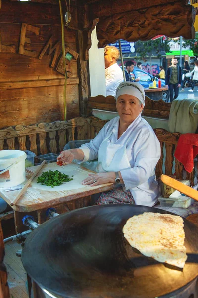 Femme turque roule la pâte pour préparer des pâtisseries turques traditionnelles — Photo