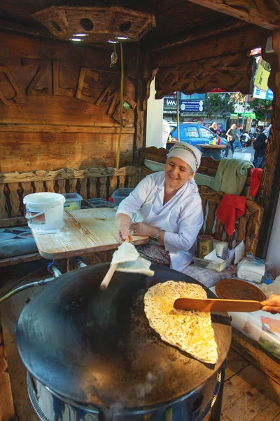 Турецкая женщина катит тесто для приготовления традиционной турецкой выпечки — стоковое фото