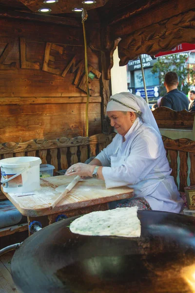 Femme turque roule la pâte pour préparer des pâtisseries turques traditionnelles — Photo