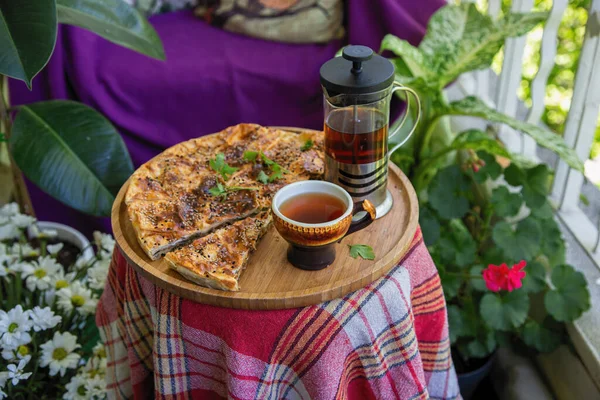 Thé sur un balcon avec tarte aux épinards maison — Photo