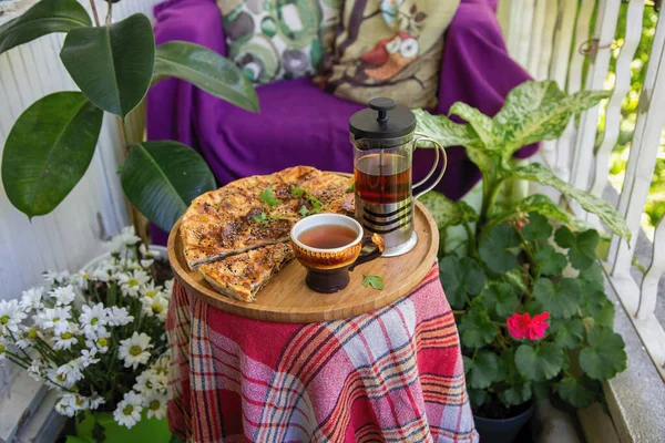 Thé sur un balcon avec tarte aux épinards maison — Photo