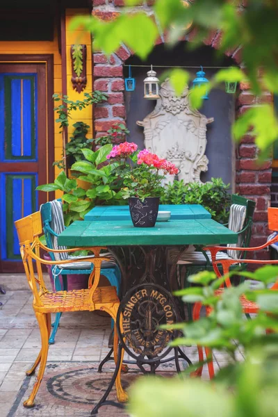 Барвистий інтер'єр кафе в саду — стокове фото