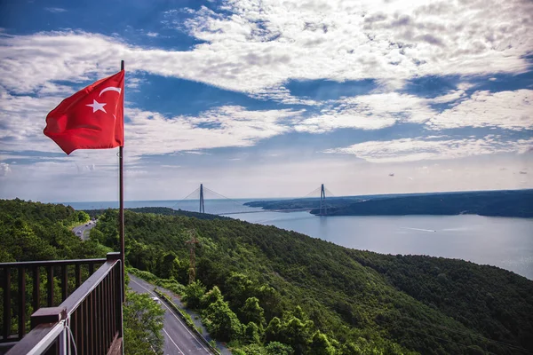 Plateforme d'observation avec vue sur le Bosphore et le pont Yavuz Sultan Selim — Photo