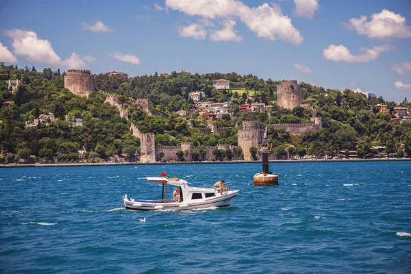 Vue du Bosphore et de la forteresse Rumeli Hisari — Photo