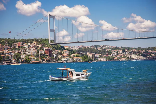 Vue du pont du Bosphore et du sultan Fatih Mehmet — Photo