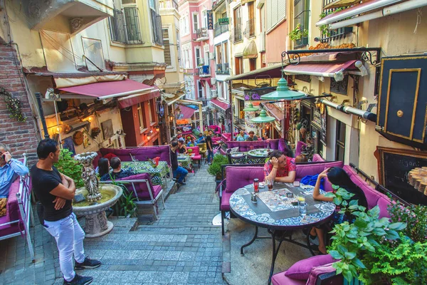 Πολύχρωμος δρόμος με καφέ στη συνοικία Cihangir, περιοχή Beyoglu — Φωτογραφία Αρχείου