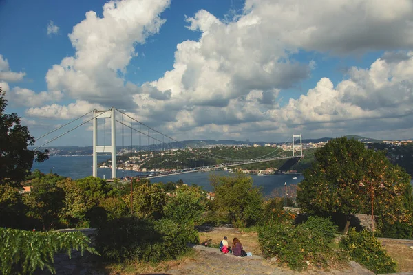 Vue panoramique avec le pont Fatih Sultan Mehmet sur le Bosphore — Photo