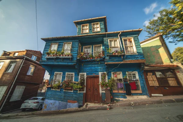 Old wooden house located in Fatih district of Istanbul — Stock Photo, Image