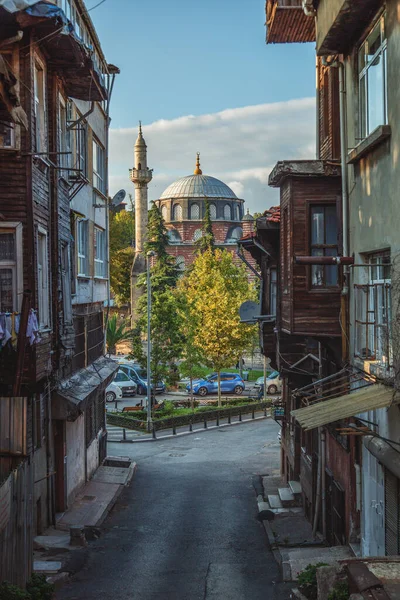 Vista de la mezquita Seb Sefa Hatun y la antigua calle de madera en el distrito de Fatih — Foto de Stock