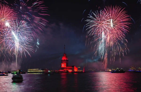 İstanbul 'da gecenin köründe havai fişeklerle hindi kulesi. — Stok fotoğraf