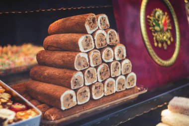 Türkçe zevkli lokum parçalarının sergilendiği bir gösteri.