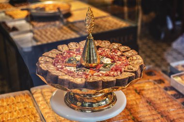 Türkçe zevkli lokum parçalarının sergilendiği bir gösteri.