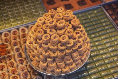 Fıstıklı doğu tatlıları tabakta.