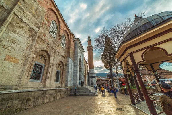 Blick auf den historischen Teil von Bursa von der Straße mit Ulu oder der Großen Moschee — Stockfoto