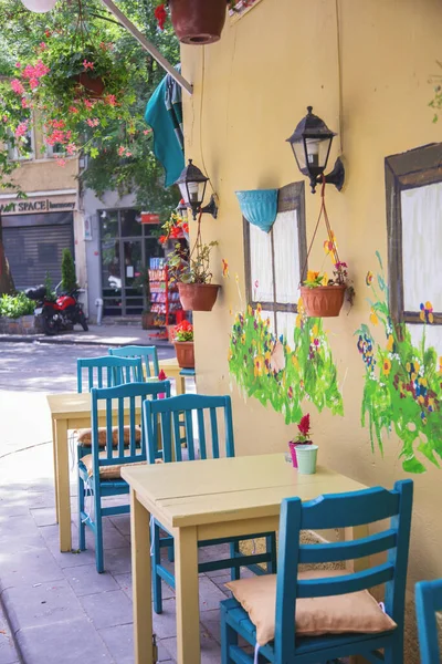 Красивое оформление уличного кафе в Кузгунчукском районе с цветами — стоковое фото