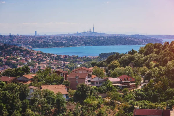 Vue panoramique d'Istanbul et du Bosphore depuis le quartier de Beykoz — Photo