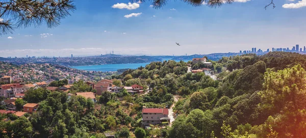 Vista panorámica de Estambul y el Bósforo desde el distrito de Beykoz — Foto de Stock