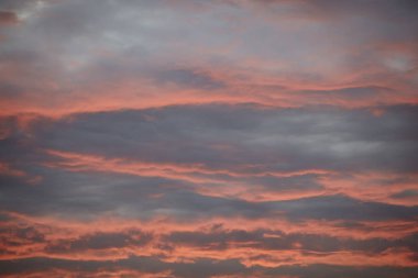 Bulutlu gökyüzü günbatımı de akşam