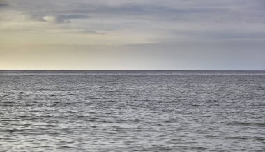 Denizin ötesine bak