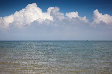 Kuzey Denizi üzerinde ufukta bulutlar