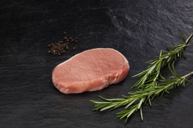 Siyah tabakta kızartılmaya hazır dana biftek..